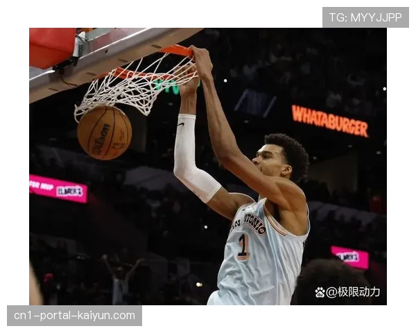 马刺五外站位拉开空间,文班亚马低位吸引包夹后分外线空位 马刺五外站位拉开空间,文班亚马低位吸引包夹后分外线空位